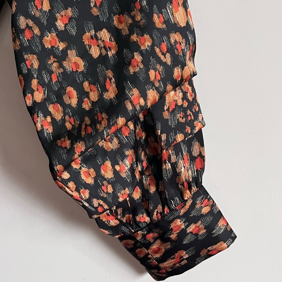 Zara Basics Top . Size XL . Fits L and XL . Fabric Doesn’t wrinkle. - Picture 4 of 6